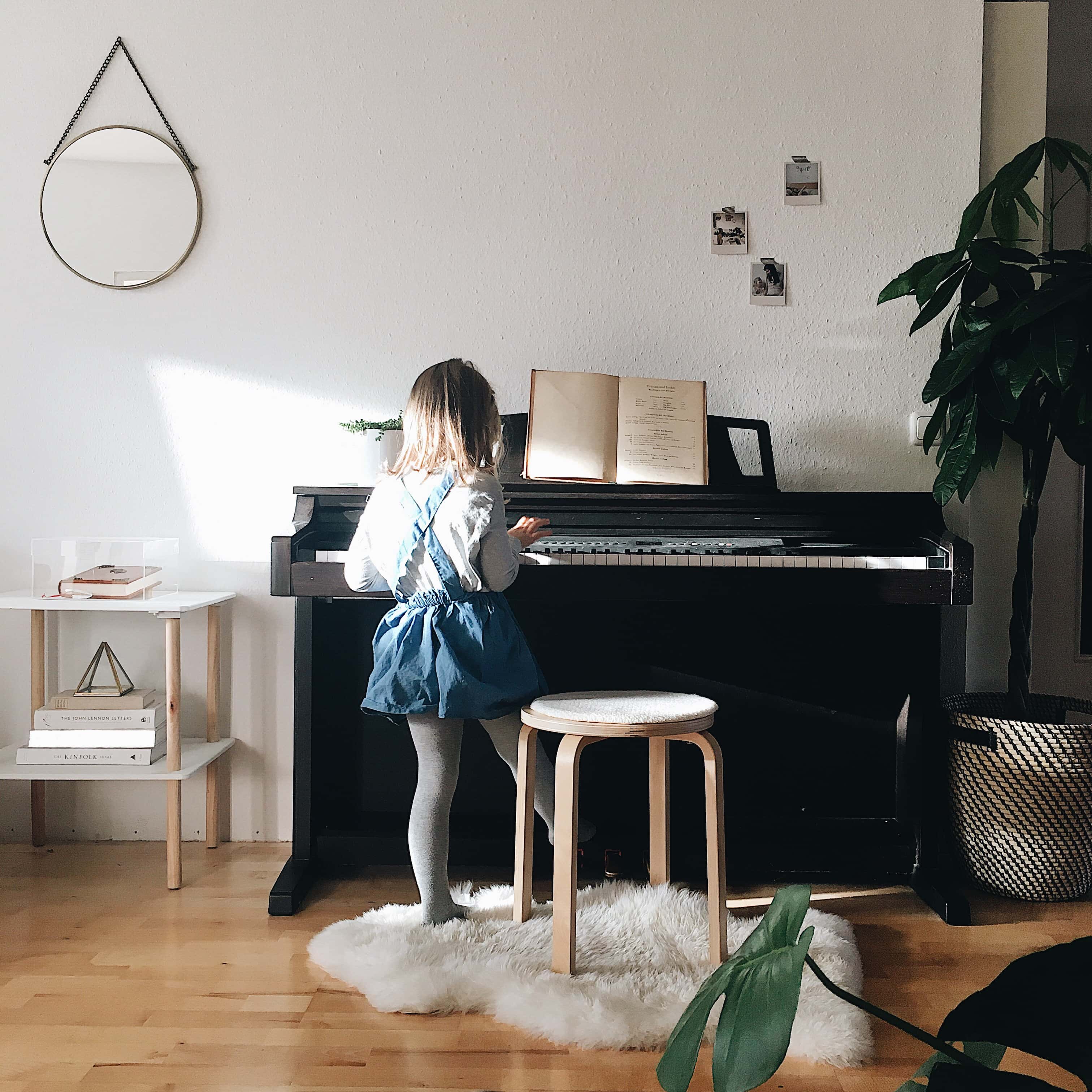 Musikerfamilie, Advent, Kind spielt Klavier